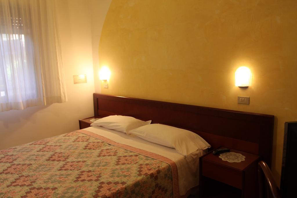 Hotel Adele ベラーリア・イジェア・マリーナ 部屋 写真